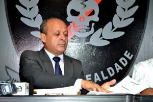 Delegado mostra cópia das passagens emitidas. (Foto: Valmir Dias)