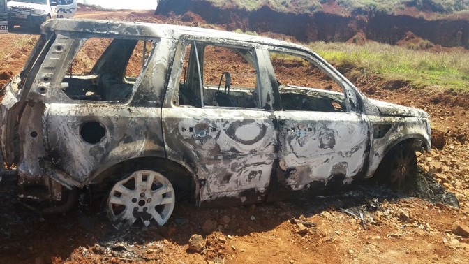 Veículo foi encontrado destruído pelo fogo.