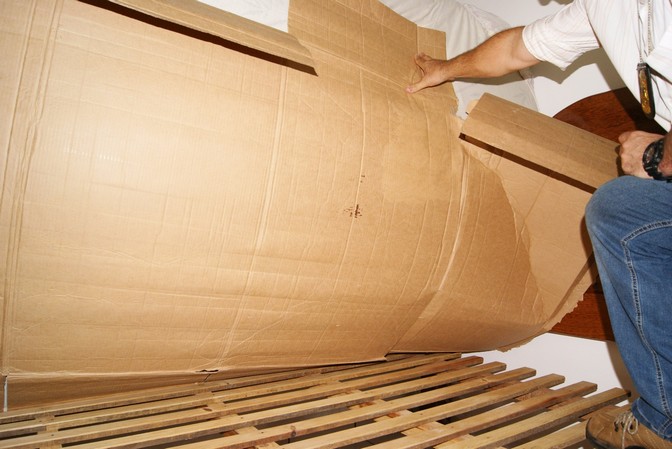 Resquícios de sangue foram encontrados no papelão.