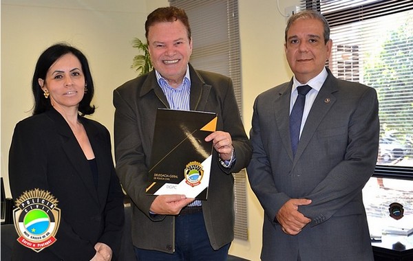 Da esquerda para Direita: Drª Sidnéia Catarina Tobias, Assessora de Gestão de Processo e Planejamento (ASSEGPP); Deputado Estadual Maurício Picarelli e o Drº Marcelo Vargas Lopes, Delegado-geral da Polícia Civil