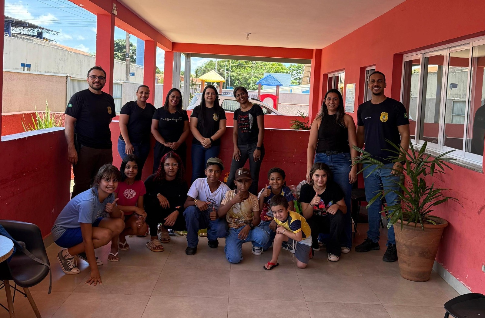 Polícia Civil realiza ação social e entrega roupas e brinquedos para crianças em Ribas do Rio Pardo