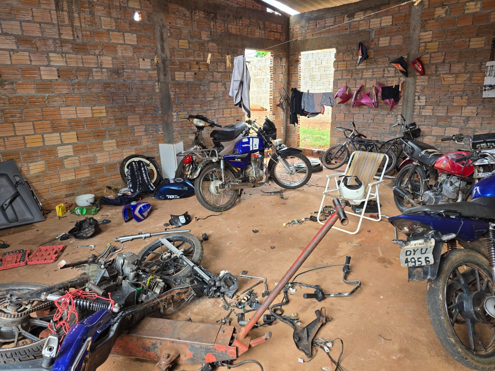 Polícia Civil apreende adolescentes por furto de motocicleta do pátio do Detran e prende homem por receptação em Sete Quedas Polícia Civil apreende adolescentes por furto de motocicleta do pátio do Detran e prende homem por receptação em Sete Quedas