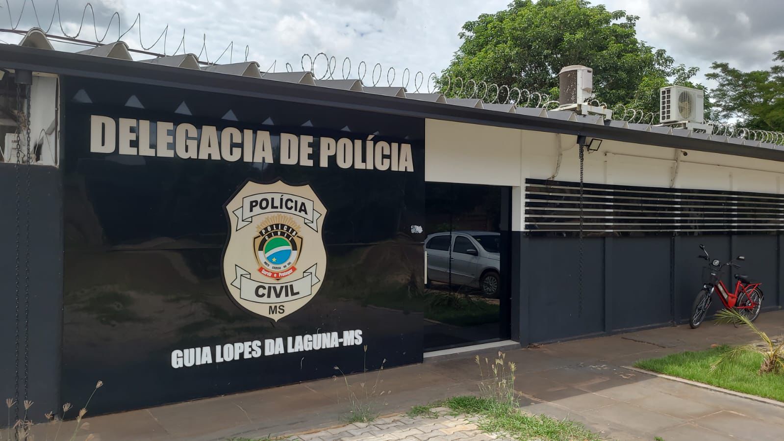Mulher é presa em flagrante por tentativa de homicídio com machado em Guia Lopes da Laguna Mulher é presa em flagrante por tentativa de homicídio com machado em Guia Lopes da Laguna