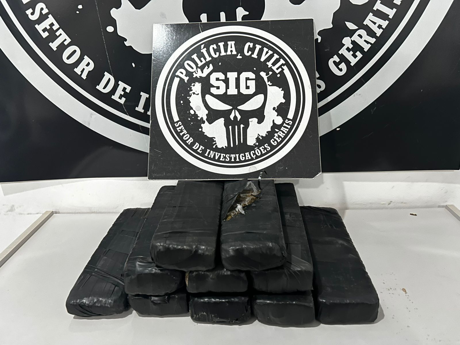 Mulher transportando 8 kg de maconha é presa pela Polícia Civil em Três Lagoas Mulher transportando 8 kg de maconha é presa pela Polícia Civil em Três Lagoas