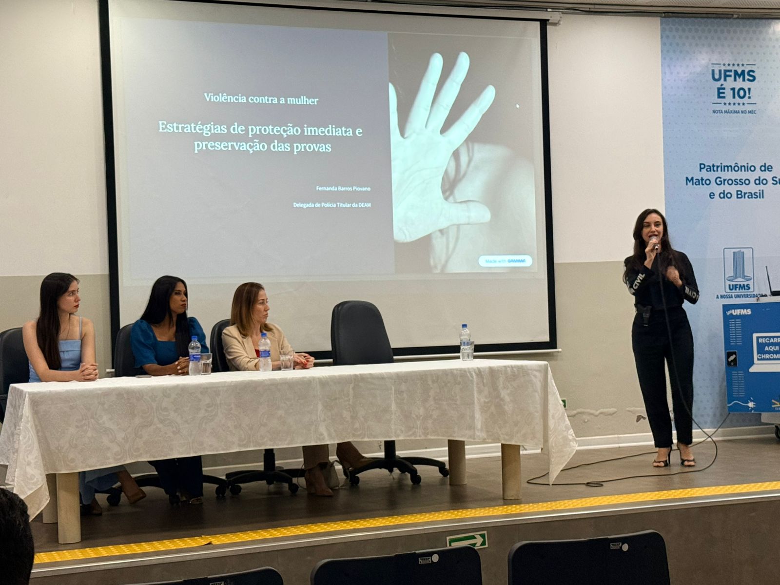 Delegada da Polícia Civil palestra sobre feminicídio e violência contra a mulher em evento acadêmico da UFMS Delegada da Polícia Civil palestra sobre feminicídio e violência contra a mulher em evento acadêmico da UFMS