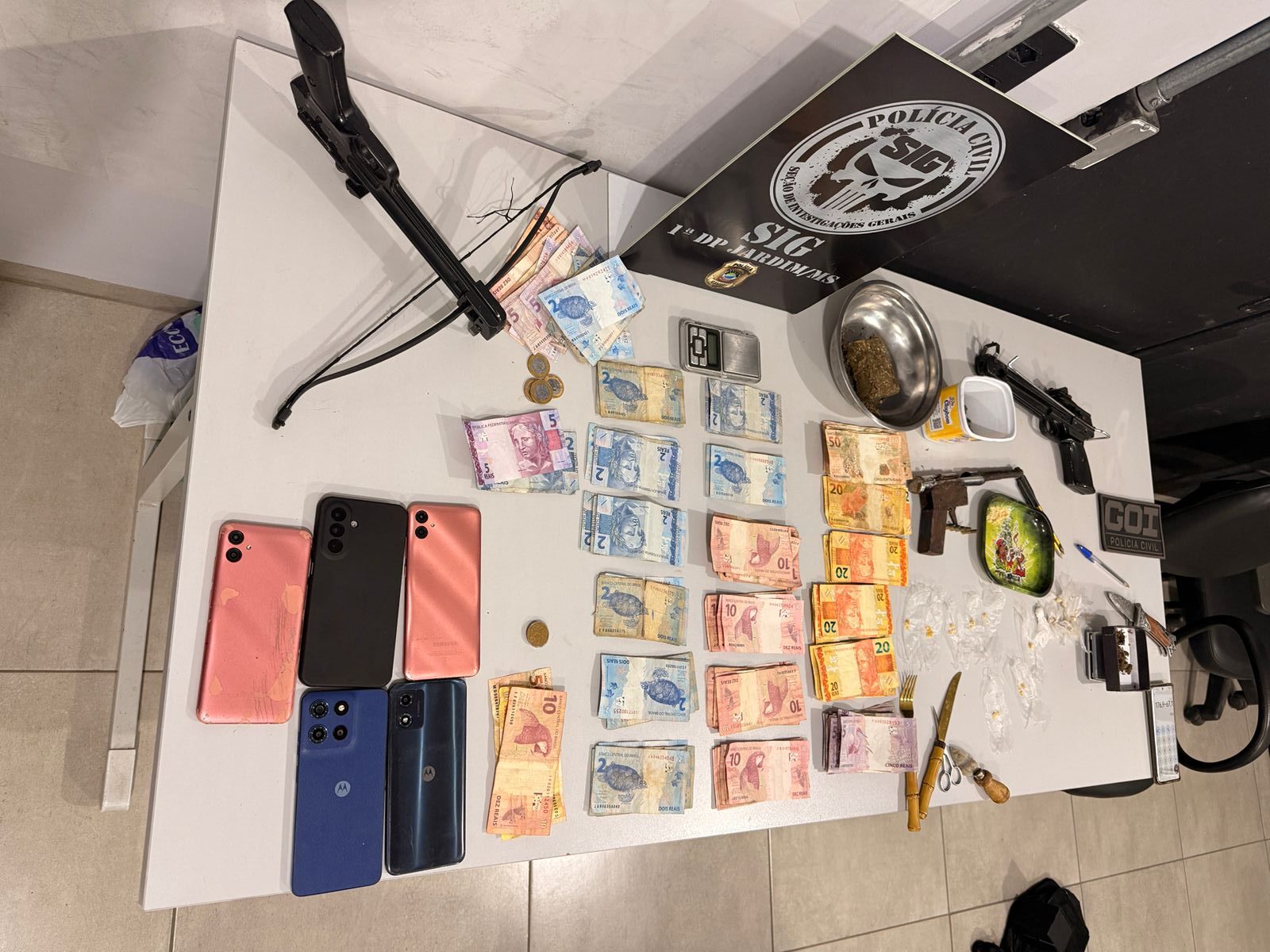 Polícia Civil deflagra operação e prende quatro pessoas por tráfico de drogas em Jardim Polícia Civil deflagra operação e prende quatro pessoas por tráfico de drogas em Jardim