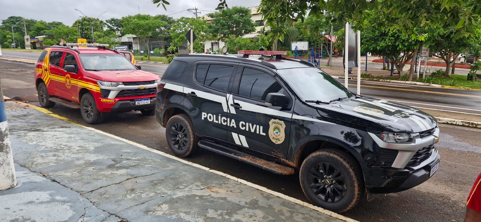 Viatura da Polícia Civil e Bombeiros